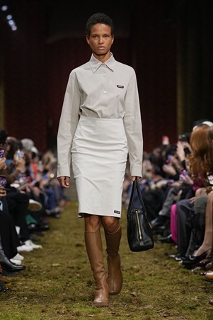 لمسة من الألفينات تعود إلى المنصة